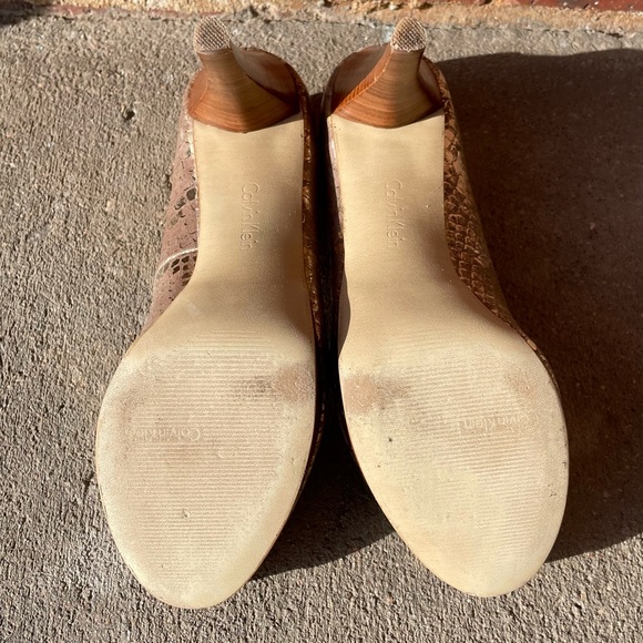 Calvin Klein Sandie Gold Snakeskin Print Faux Wood Peep Toe High Heels - Picture 6 of 13